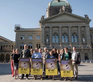 Vertreterinnen und Vertreter von Umwelt- und Naturschutzorganisationen dem Ständerat in Bern einen Appell zum Schutz der Biodiversität übergeben.